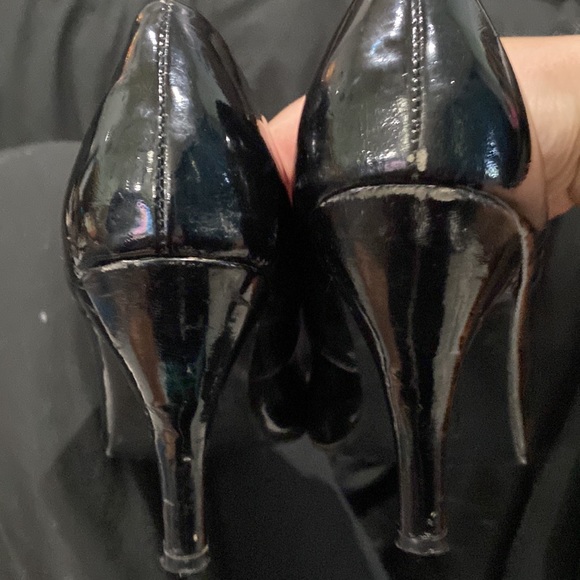Unlisted black patent leather heels. - Picture 6 of 6